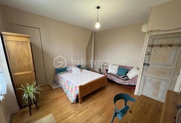 NOUVEAU EN EXCLUSIVITE !!! Sur la commune de LA TRETOIRE (A 2 min de Rebais), venez découvrir cette grande maison familiale de 207m2 située dans un secteur très calme. Ecoles et transports scolaire accessibles à pied. Commerces à Rebais (2km).

Au rez-de-chaussée : une entrée, une chaleureuse pièce de vie de 35m2 avec poêle à bois, une cuisine aménagée et équipée, un wc séparé, un accès sous-sol et une chambre de 19,5m2.
Au 1er étage : un palier dessert une salle de bain ainsi que 4 belles chambres dont 2 avec wc privatif (17,5/15,8/17/17,5m2).
Au 2ème étage : un palier, une salle d’eau récente avec wc sanibroyeur ainsi que 2 vastes chambres de 17,5 et 20m2.

Sous la maison, vous trouverez un sous-sol total d’environ 70m2 (avec une hauteur sous plafond d’environ 1,80m). Cet endroit est composé de plusieurs pièces pouvant faire office de stockage ou de caves avec un accès jardin.
A l’extérieur : un garage pouvant accueillir un véhicule, un chalet aménagé de 27m2 (au fond du jardin) avec électricité, une petite terrasse abritée, une petite dépendance pour du stockage et un espace sauna abrité.

Le tout est édifié sur un agréable terrain arboré et entièrement clôturé de 1 479m2 avec portail manuel et espace de stationnement pour 4 véhicules. Aucun vis-à-vis. Secteur calme.
Chauffage : pompe à chaleur AIR/AIR et poêle à bois. Ouvrants en double vitrage bois, fosse septique, fibre.
IDEAL POUR UNE FAMILLE ! BEAUX VOLUMES ! NE TARDEZ PAS A VENIR VISITER !