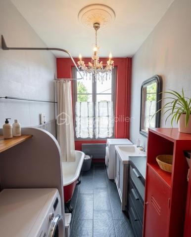 NOUVEAU EN EXCLUSIVITE !!! Sur la commune de LA TRETOIRE (A 2 min de Rebais), venez découvrir cette grande maison familiale de 207m2 située dans un secteur très calme. Ecoles et transports scolaire accessibles à pied. Commerces à Rebais (2km).

Au rez-de-chaussée : une entrée, une chaleureuse pièce de vie de 35m2 avec poêle à bois, une cuisine aménagée et équipée, un wc séparé, un accès sous-sol et une chambre de 19,5m2.
Au 1er étage : un palier dessert une salle de bain ainsi que 4 belles chambres dont 2 avec wc privatif (17,5/15,8/17/17,5m2).
Au 2ème étage : un palier, une salle d’eau récente avec wc sanibroyeur ainsi que 2 vastes chambres de 17,5 et 20m2.

Sous la maison, vous trouverez un sous-sol total d’environ 70m2 (avec une hauteur sous plafond d’environ 1,80m). Cet endroit est composé de plusieurs pièces pouvant faire office de stockage ou de caves avec un accès jardin.
A l’extérieur : un garage pouvant accueillir un véhicule, un chalet aménagé de 27m2 (au fond du jardin) avec électricité, une petite terrasse abritée, une petite dépendance pour du stockage et un espace sauna abrité.

Le tout est édifié sur un agréable terrain arboré et entièrement clôturé de 1 479m2 avec portail manuel et espace de stationnement pour 4 véhicules. Aucun vis-à-vis. Secteur calme.
Chauffage : pompe à chaleur AIR/AIR et poêle à bois. Ouvrants en double vitrage bois, fosse septique, fibre.
IDEAL POUR UNE FAMILLE ! BEAUX VOLUMES ! NE TARDEZ PAS A VENIR VISITER !