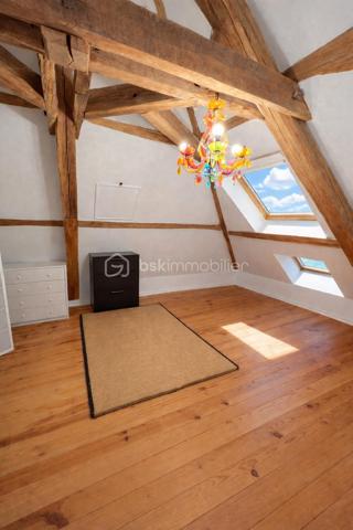 NOUVEAU EN EXCLUSIVITE !!! Sur la commune de LA TRETOIRE (A 2 min de Rebais), venez découvrir cette grande maison familiale de 207m2 située dans un secteur très calme. Ecoles et transports scolaire accessibles à pied. Commerces à Rebais (2km).

Au rez-de-chaussée : une entrée, une chaleureuse pièce de vie de 35m2 avec poêle à bois, une cuisine aménagée et équipée, un wc séparé, un accès sous-sol et une chambre de 19,5m2.
Au 1er étage : un palier dessert une salle de bain ainsi que 4 belles chambres dont 2 avec wc privatif (17,5/15,8/17/17,5m2).
Au 2ème étage : un palier, une salle d’eau récente avec wc sanibroyeur ainsi que 2 vastes chambres de 17,5 et 20m2.

Sous la maison, vous trouverez un sous-sol total d’environ 70m2 (avec une hauteur sous plafond d’environ 1,80m). Cet endroit est composé de plusieurs pièces pouvant faire office de stockage ou de caves avec un accès jardin.
A l’extérieur : un garage pouvant accueillir un véhicule, un chalet aménagé de 27m2 (au fond du jardin) avec électricité, une petite terrasse abritée, une petite dépendance pour du stockage et un espace sauna abrité.

Le tout est édifié sur un agréable terrain arboré et entièrement clôturé de 1 479m2 avec portail manuel et espace de stationnement pour 4 véhicules. Aucun vis-à-vis. Secteur calme.
Chauffage : pompe à chaleur AIR/AIR et poêle à bois. Ouvrants en double vitrage bois, fosse septique, fibre.
IDEAL POUR UNE FAMILLE ! BEAUX VOLUMES ! NE TARDEZ PAS A VENIR VISITER !