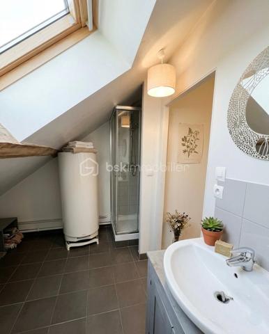 NOUVEAU EN EXCLUSIVITE !!! Sur la commune de LA TRETOIRE (A 2 min de Rebais), venez découvrir cette grande maison familiale de 207m2 située dans un secteur très calme. Ecoles et transports scolaire accessibles à pied. Commerces à Rebais (2km).

Au rez-de-chaussée : une entrée, une chaleureuse pièce de vie de 35m2 avec poêle à bois, une cuisine aménagée et équipée, un wc séparé, un accès sous-sol et une chambre de 19,5m2.
Au 1er étage : un palier dessert une salle de bain ainsi que 4 belles chambres dont 2 avec wc privatif (17,5/15,8/17/17,5m2).
Au 2ème étage : un palier, une salle d’eau récente avec wc sanibroyeur ainsi que 2 vastes chambres de 17,5 et 20m2.

Sous la maison, vous trouverez un sous-sol total d’environ 70m2 (avec une hauteur sous plafond d’environ 1,80m). Cet endroit est composé de plusieurs pièces pouvant faire office de stockage ou de caves avec un accès jardin.
A l’extérieur : un garage pouvant accueillir un véhicule, un chalet aménagé de 27m2 (au fond du jardin) avec électricité, une petite terrasse abritée, une petite dépendance pour du stockage et un espace sauna abrité.

Le tout est édifié sur un agréable terrain arboré et entièrement clôturé de 1 479m2 avec portail manuel et espace de stationnement pour 4 véhicules. Aucun vis-à-vis. Secteur calme.
Chauffage : pompe à chaleur AIR/AIR et poêle à bois. Ouvrants en double vitrage bois, fosse septique, fibre.
IDEAL POUR UNE FAMILLE ! BEAUX VOLUMES ! NE TARDEZ PAS A VENIR VISITER !