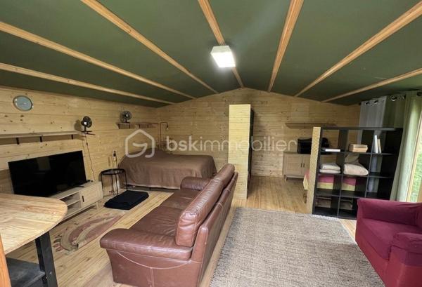 NOUVEAU EN EXCLUSIVITE !!! Sur la commune de LA TRETOIRE (A 2 min de Rebais), venez découvrir cette grande maison familiale de 207m2 située dans un secteur très calme. Ecoles et transports scolaire accessibles à pied. Commerces à Rebais (2km).

Au rez-de-chaussée : une entrée, une chaleureuse pièce de vie de 35m2 avec poêle à bois, une cuisine aménagée et équipée, un wc séparé, un accès sous-sol et une chambre de 19,5m2.
Au 1er étage : un palier dessert une salle de bain ainsi que 4 belles chambres dont 2 avec wc privatif (17,5/15,8/17/17,5m2).
Au 2ème étage : un palier, une salle d’eau récente avec wc sanibroyeur ainsi que 2 vastes chambres de 17,5 et 20m2.

Sous la maison, vous trouverez un sous-sol total d’environ 70m2 (avec une hauteur sous plafond d’environ 1,80m). Cet endroit est composé de plusieurs pièces pouvant faire office de stockage ou de caves avec un accès jardin.
A l’extérieur : un garage pouvant accueillir un véhicule, un chalet aménagé de 27m2 (au fond du jardin) avec électricité, une petite terrasse abritée, une petite dépendance pour du stockage et un espace sauna abrité.

Le tout est édifié sur un agréable terrain arboré et entièrement clôturé de 1 479m2 avec portail manuel et espace de stationnement pour 4 véhicules. Aucun vis-à-vis. Secteur calme.
Chauffage : pompe à chaleur AIR/AIR et poêle à bois. Ouvrants en double vitrage bois, fosse septique, fibre.
IDEAL POUR UNE FAMILLE ! BEAUX VOLUMES ! NE TARDEZ PAS A VENIR VISITER !