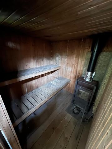 NOUVEAU EN EXCLUSIVITE !!! Sur la commune de LA TRETOIRE (A 2 min de Rebais), venez découvrir cette grande maison familiale de 207m2 située dans un secteur très calme. Ecoles et transports scolaire accessibles à pied. Commerces à Rebais (2km).

Au rez-de-chaussée : une entrée, une chaleureuse pièce de vie de 35m2 avec poêle à bois, une cuisine aménagée et équipée, un wc séparé, un accès sous-sol et une chambre de 19,5m2.
Au 1er étage : un palier dessert une salle de bain ainsi que 4 belles chambres dont 2 avec wc privatif (17,5/15,8/17/17,5m2).
Au 2ème étage : un palier, une salle d’eau récente avec wc sanibroyeur ainsi que 2 vastes chambres de 17,5 et 20m2.

Sous la maison, vous trouverez un sous-sol total d’environ 70m2 (avec une hauteur sous plafond d’environ 1,80m). Cet endroit est composé de plusieurs pièces pouvant faire office de stockage ou de caves avec un accès jardin.
A l’extérieur : un garage pouvant accueillir un véhicule, un chalet aménagé de 27m2 (au fond du jardin) avec électricité, une petite terrasse abritée, une petite dépendance pour du stockage et un espace sauna abrité.

Le tout est édifié sur un agréable terrain arboré et entièrement clôturé de 1 479m2 avec portail manuel et espace de stationnement pour 4 véhicules. Aucun vis-à-vis. Secteur calme.
Chauffage : pompe à chaleur AIR/AIR et poêle à bois. Ouvrants en double vitrage bois, fosse septique, fibre.
IDEAL POUR UNE FAMILLE ! BEAUX VOLUMES ! NE TARDEZ PAS A VENIR VISITER !