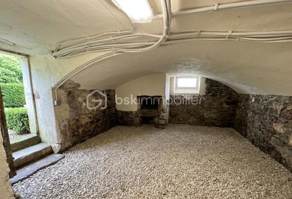 NOUVEAU EN EXCLUSIVITE !!! Sur la commune de LA TRETOIRE (A 2 min de Rebais), venez découvrir cette grande maison familiale de 207m2 située dans un secteur très calme. Ecoles et transports scolaire accessibles à pied. Commerces à Rebais (2km).

Au rez-de-chaussée : une entrée, une chaleureuse pièce de vie de 35m2 avec poêle à bois, une cuisine aménagée et équipée, un wc séparé, un accès sous-sol et une chambre de 19,5m2.
Au 1er étage : un palier dessert une salle de bain ainsi que 4 belles chambres dont 2 avec wc privatif (17,5/15,8/17/17,5m2).
Au 2ème étage : un palier, une salle d’eau récente avec wc sanibroyeur ainsi que 2 vastes chambres de 17,5 et 20m2.

Sous la maison, vous trouverez un sous-sol total d’environ 70m2 (avec une hauteur sous plafond d’environ 1,80m). Cet endroit est composé de plusieurs pièces pouvant faire office de stockage ou de caves avec un accès jardin.
A l’extérieur : un garage pouvant accueillir un véhicule, un chalet aménagé de 27m2 (au fond du jardin) avec électricité, une petite terrasse abritée, une petite dépendance pour du stockage et un espace sauna abrité.

Le tout est édifié sur un agréable terrain arboré et entièrement clôturé de 1 479m2 avec portail manuel et espace de stationnement pour 4 véhicules. Aucun vis-à-vis. Secteur calme.
Chauffage : pompe à chaleur AIR/AIR et poêle à bois. Ouvrants en double vitrage bois, fosse septique, fibre.
IDEAL POUR UNE FAMILLE ! BEAUX VOLUMES ! NE TARDEZ PAS A VENIR VISITER !