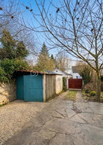 NOUVEAU EN EXCLUSIVITE !!! Sur la commune de LA TRETOIRE (A 2 min de Rebais), venez découvrir cette grande maison familiale de 207m2 située dans un secteur très calme. Ecoles et transports scolaire accessibles à pied. Commerces à Rebais (2km).

Au rez-de-chaussée : une entrée, une chaleureuse pièce de vie de 35m2 avec poêle à bois, une cuisine aménagée et équipée, un wc séparé, un accès sous-sol et une chambre de 19,5m2.
Au 1er étage : un palier dessert une salle de bain ainsi que 4 belles chambres dont 2 avec wc privatif (17,5/15,8/17/17,5m2).
Au 2ème étage : un palier, une salle d’eau récente avec wc sanibroyeur ainsi que 2 vastes chambres de 17,5 et 20m2.

Sous la maison, vous trouverez un sous-sol total d’environ 70m2 (avec une hauteur sous plafond d’environ 1,80m). Cet endroit est composé de plusieurs pièces pouvant faire office de stockage ou de caves avec un accès jardin.
A l’extérieur : un garage pouvant accueillir un véhicule, un chalet aménagé de 27m2 (au fond du jardin) avec électricité, une petite terrasse abritée, une petite dépendance pour du stockage et un espace sauna abrité.

Le tout est édifié sur un agréable terrain arboré et entièrement clôturé de 1 479m2 avec portail manuel et espace de stationnement pour 4 véhicules. Aucun vis-à-vis. Secteur calme.
Chauffage : pompe à chaleur AIR/AIR et poêle à bois. Ouvrants en double vitrage bois, fosse septique, fibre.
IDEAL POUR UNE FAMILLE ! BEAUX VOLUMES ! NE TARDEZ PAS A VENIR VISITER !