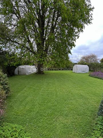 NOUVEAU EN EXCLUSIVITE !!! Sur la commune de LA TRETOIRE (A 2 min de Rebais), venez découvrir cette grande maison familiale de 207m2 située dans un secteur très calme. Ecoles et transports scolaire accessibles à pied. Commerces à Rebais (2km).

Au rez-de-chaussée : une entrée, une chaleureuse pièce de vie de 35m2 avec poêle à bois, une cuisine aménagée et équipée, un wc séparé, un accès sous-sol et une chambre de 19,5m2.
Au 1er étage : un palier dessert une salle de bain ainsi que 4 belles chambres dont 2 avec wc privatif (17,5/15,8/17/17,5m2).
Au 2ème étage : un palier, une salle d’eau récente avec wc sanibroyeur ainsi que 2 vastes chambres de 17,5 et 20m2.

Sous la maison, vous trouverez un sous-sol total d’environ 70m2 (avec une hauteur sous plafond d’environ 1,80m). Cet endroit est composé de plusieurs pièces pouvant faire office de stockage ou de caves avec un accès jardin.
A l’extérieur : un garage pouvant accueillir un véhicule, un chalet aménagé de 27m2 (au fond du jardin) avec électricité, une petite terrasse abritée, une petite dépendance pour du stockage et un espace sauna abrité.

Le tout est édifié sur un agréable terrain arboré et entièrement clôturé de 1 479m2 avec portail manuel et espace de stationnement pour 4 véhicules. Aucun vis-à-vis. Secteur calme.
Chauffage : pompe à chaleur AIR/AIR et poêle à bois. Ouvrants en double vitrage bois, fosse septique, fibre.
IDEAL POUR UNE FAMILLE ! BEAUX VOLUMES ! NE TARDEZ PAS A VENIR VISITER !