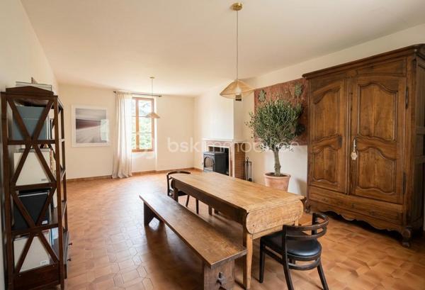 NOUVEAU EN EXCLUSIVITE !!! Sur la commune de LA TRETOIRE (A 2 min de Rebais), venez découvrir cette grande maison familiale de 207m2 située dans un secteur très calme. Ecoles et transports scolaire accessibles à pied. Commerces à Rebais (2km).

Au rez-de-chaussée : une entrée, une chaleureuse pièce de vie de 35m2 avec poêle à bois, une cuisine aménagée et équipée, un wc séparé, un accès sous-sol et une chambre de 19,5m2.
Au 1er étage : un palier dessert une salle de bain ainsi que 4 belles chambres dont 2 avec wc privatif (17,5/15,8/17/17,5m2).
Au 2ème étage : un palier, une salle d’eau récente avec wc sanibroyeur ainsi que 2 vastes chambres de 17,5 et 20m2.

Sous la maison, vous trouverez un sous-sol total d’environ 70m2 (avec une hauteur sous plafond d’environ 1,80m). Cet endroit est composé de plusieurs pièces pouvant faire office de stockage ou de caves avec un accès jardin.
A l’extérieur : un garage pouvant accueillir un véhicule, un chalet aménagé de 27m2 (au fond du jardin) avec électricité, une petite terrasse abritée, une petite dépendance pour du stockage et un espace sauna abrité.

Le tout est édifié sur un agréable terrain arboré et entièrement clôturé de 1 479m2 avec portail manuel et espace de stationnement pour 4 véhicules. Aucun vis-à-vis. Secteur calme.
Chauffage : pompe à chaleur AIR/AIR et poêle à bois. Ouvrants en double vitrage bois, fosse septique, fibre.
IDEAL POUR UNE FAMILLE ! BEAUX VOLUMES ! NE TARDEZ PAS A VENIR VISITER !