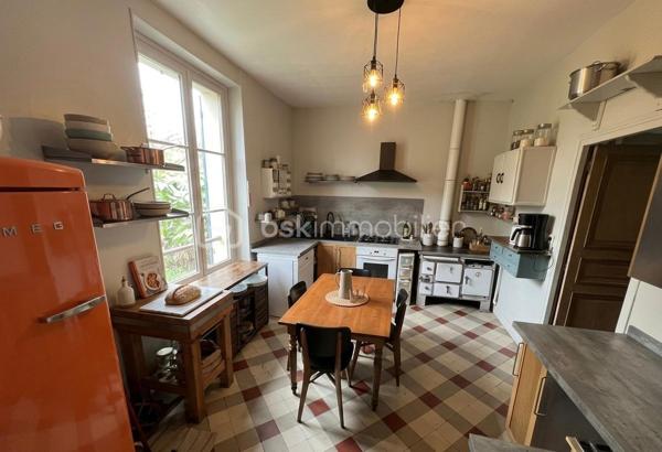 NOUVEAU EN EXCLUSIVITE !!! Sur la commune de LA TRETOIRE (A 2 min de Rebais), venez découvrir cette grande maison familiale de 207m2 située dans un secteur très calme. Ecoles et transports scolaire accessibles à pied. Commerces à Rebais (2km).

Au rez-de-chaussée : une entrée, une chaleureuse pièce de vie de 35m2 avec poêle à bois, une cuisine aménagée et équipée, un wc séparé, un accès sous-sol et une chambre de 19,5m2.
Au 1er étage : un palier dessert une salle de bain ainsi que 4 belles chambres dont 2 avec wc privatif (17,5/15,8/17/17,5m2).
Au 2ème étage : un palier, une salle d’eau récente avec wc sanibroyeur ainsi que 2 vastes chambres de 17,5 et 20m2.

Sous la maison, vous trouverez un sous-sol total d’environ 70m2 (avec une hauteur sous plafond d’environ 1,80m). Cet endroit est composé de plusieurs pièces pouvant faire office de stockage ou de caves avec un accès jardin.
A l’extérieur : un garage pouvant accueillir un véhicule, un chalet aménagé de 27m2 (au fond du jardin) avec électricité, une petite terrasse abritée, une petite dépendance pour du stockage et un espace sauna abrité.

Le tout est édifié sur un agréable terrain arboré et entièrement clôturé de 1 479m2 avec portail manuel et espace de stationnement pour 4 véhicules. Aucun vis-à-vis. Secteur calme.
Chauffage : pompe à chaleur AIR/AIR et poêle à bois. Ouvrants en double vitrage bois, fosse septique, fibre.
IDEAL POUR UNE FAMILLE ! BEAUX VOLUMES ! NE TARDEZ PAS A VENIR VISITER !