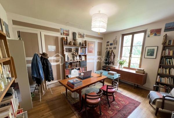 NOUVEAU EN EXCLUSIVITE !!! Sur la commune de LA TRETOIRE (A 2 min de Rebais), venez découvrir cette grande maison familiale de 207m2 située dans un secteur très calme. Ecoles et transports scolaire accessibles à pied. Commerces à Rebais (2km).

Au rez-de-chaussée : une entrée, une chaleureuse pièce de vie de 35m2 avec poêle à bois, une cuisine aménagée et équipée, un wc séparé, un accès sous-sol et une chambre de 19,5m2.
Au 1er étage : un palier dessert une salle de bain ainsi que 4 belles chambres dont 2 avec wc privatif (17,5/15,8/17/17,5m2).
Au 2ème étage : un palier, une salle d’eau récente avec wc sanibroyeur ainsi que 2 vastes chambres de 17,5 et 20m2.

Sous la maison, vous trouverez un sous-sol total d’environ 70m2 (avec une hauteur sous plafond d’environ 1,80m). Cet endroit est composé de plusieurs pièces pouvant faire office de stockage ou de caves avec un accès jardin.
A l’extérieur : un garage pouvant accueillir un véhicule, un chalet aménagé de 27m2 (au fond du jardin) avec électricité, une petite terrasse abritée, une petite dépendance pour du stockage et un espace sauna abrité.

Le tout est édifié sur un agréable terrain arboré et entièrement clôturé de 1 479m2 avec portail manuel et espace de stationnement pour 4 véhicules. Aucun vis-à-vis. Secteur calme.
Chauffage : pompe à chaleur AIR/AIR et poêle à bois. Ouvrants en double vitrage bois, fosse septique, fibre.
IDEAL POUR UNE FAMILLE ! BEAUX VOLUMES ! NE TARDEZ PAS A VENIR VISITER !