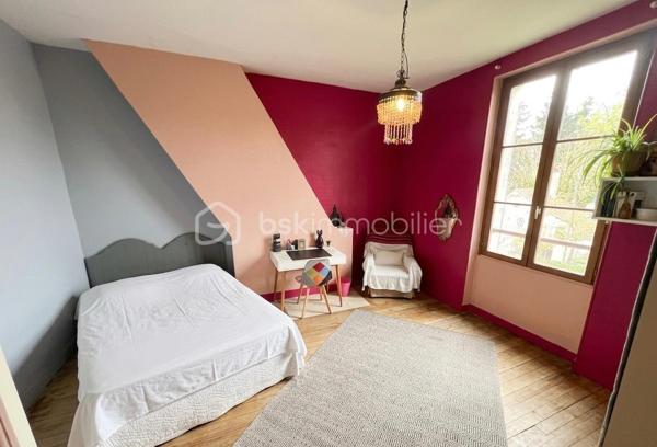 NOUVEAU EN EXCLUSIVITE !!! Sur la commune de LA TRETOIRE (A 2 min de Rebais), venez découvrir cette grande maison familiale de 207m2 située dans un secteur très calme. Ecoles et transports scolaire accessibles à pied. Commerces à Rebais (2km).

Au rez-de-chaussée : une entrée, une chaleureuse pièce de vie de 35m2 avec poêle à bois, une cuisine aménagée et équipée, un wc séparé, un accès sous-sol et une chambre de 19,5m2.
Au 1er étage : un palier dessert une salle de bain ainsi que 4 belles chambres dont 2 avec wc privatif (17,5/15,8/17/17,5m2).
Au 2ème étage : un palier, une salle d’eau récente avec wc sanibroyeur ainsi que 2 vastes chambres de 17,5 et 20m2.

Sous la maison, vous trouverez un sous-sol total d’environ 70m2 (avec une hauteur sous plafond d’environ 1,80m). Cet endroit est composé de plusieurs pièces pouvant faire office de stockage ou de caves avec un accès jardin.
A l’extérieur : un garage pouvant accueillir un véhicule, un chalet aménagé de 27m2 (au fond du jardin) avec électricité, une petite terrasse abritée, une petite dépendance pour du stockage et un espace sauna abrité.

Le tout est édifié sur un agréable terrain arboré et entièrement clôturé de 1 479m2 avec portail manuel et espace de stationnement pour 4 véhicules. Aucun vis-à-vis. Secteur calme.
Chauffage : pompe à chaleur AIR/AIR et poêle à bois. Ouvrants en double vitrage bois, fosse septique, fibre.
IDEAL POUR UNE FAMILLE ! BEAUX VOLUMES ! NE TARDEZ PAS A VENIR VISITER !