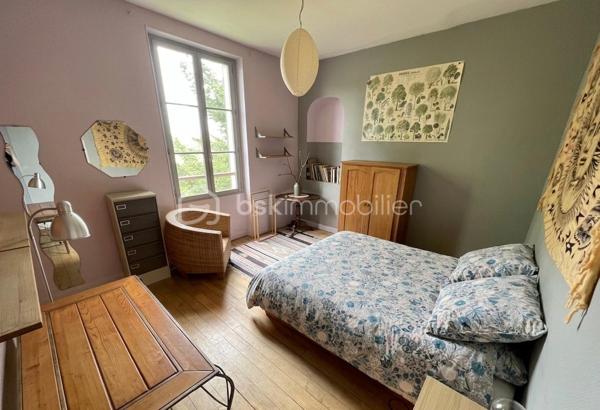 NOUVEAU EN EXCLUSIVITE !!! Sur la commune de LA TRETOIRE (A 2 min de Rebais), venez découvrir cette grande maison familiale de 207m2 située dans un secteur très calme. Ecoles et transports scolaire accessibles à pied. Commerces à Rebais (2km).

Au rez-de-chaussée : une entrée, une chaleureuse pièce de vie de 35m2 avec poêle à bois, une cuisine aménagée et équipée, un wc séparé, un accès sous-sol et une chambre de 19,5m2.
Au 1er étage : un palier dessert une salle de bain ainsi que 4 belles chambres dont 2 avec wc privatif (17,5/15,8/17/17,5m2).
Au 2ème étage : un palier, une salle d’eau récente avec wc sanibroyeur ainsi que 2 vastes chambres de 17,5 et 20m2.

Sous la maison, vous trouverez un sous-sol total d’environ 70m2 (avec une hauteur sous plafond d’environ 1,80m). Cet endroit est composé de plusieurs pièces pouvant faire office de stockage ou de caves avec un accès jardin.
A l’extérieur : un garage pouvant accueillir un véhicule, un chalet aménagé de 27m2 (au fond du jardin) avec électricité, une petite terrasse abritée, une petite dépendance pour du stockage et un espace sauna abrité.

Le tout est édifié sur un agréable terrain arboré et entièrement clôturé de 1 479m2 avec portail manuel et espace de stationnement pour 4 véhicules. Aucun vis-à-vis. Secteur calme.
Chauffage : pompe à chaleur AIR/AIR et poêle à bois. Ouvrants en double vitrage bois, fosse septique, fibre.
IDEAL POUR UNE FAMILLE ! BEAUX VOLUMES ! NE TARDEZ PAS A VENIR VISITER !