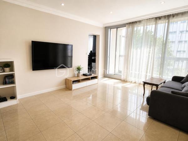 Quartier Flandre, rue archereau.
4 piéces de 90M2, entiérement rénové, 3 éme étage sur 30, avec ascenseur, lumineux, traversant.
Résidence sécurisée, l'entrée dessert une jolie cuisine, entiérement équipée, un vaste séjour avec Balcon.
3 belles chambres, salle de bains avec douche, wc séparé, dressing.
Métro tout prés, commerces.
A voir rapidement !