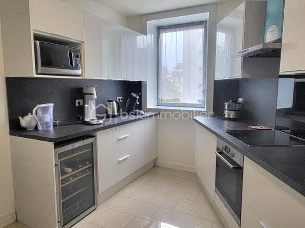 Quartier Flandre, rue archereau.
4 piéces de 90M2, entiérement rénové, 3 éme étage sur 30, avec ascenseur, lumineux, traversant.
Résidence sécurisée, l'entrée dessert une jolie cuisine, entiérement équipée, un vaste séjour avec Balcon.
3 belles chambres, salle de bains avec douche, wc séparé, dressing.
Métro tout prés, commerces.
A voir rapidement !