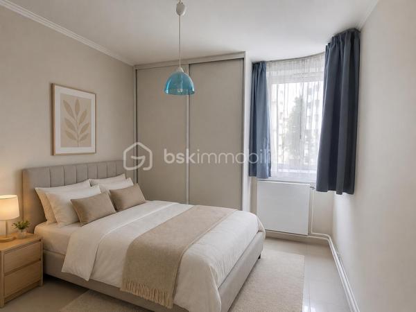 Quartier Flandre, rue archereau.
4 piéces de 90M2, entiérement rénové, 3 éme étage sur 30, avec ascenseur, lumineux, traversant.
Résidence sécurisée, l'entrée dessert une jolie cuisine, entiérement équipée, un vaste séjour avec Balcon.
3 belles chambres, salle de bains avec douche, wc séparé, dressing.
Métro tout prés, commerces.
A voir rapidement !