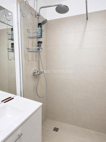 Quartier Flandre, rue archereau.
4 piéces de 90M2, entiérement rénové, 3 éme étage sur 30, avec ascenseur, lumineux, traversant.
Résidence sécurisée, l'entrée dessert une jolie cuisine, entiérement équipée, un vaste séjour avec Balcon.
3 belles chambres, salle de bains avec douche, wc séparé, dressing.
Métro tout prés, commerces.
A voir rapidement !