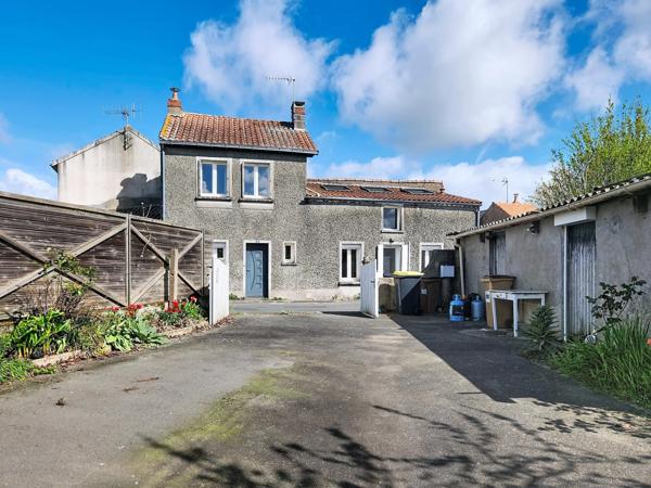 Fort potentiel pour cet ensemble immobilier comprenant une maison ancienne et un terrain constructible