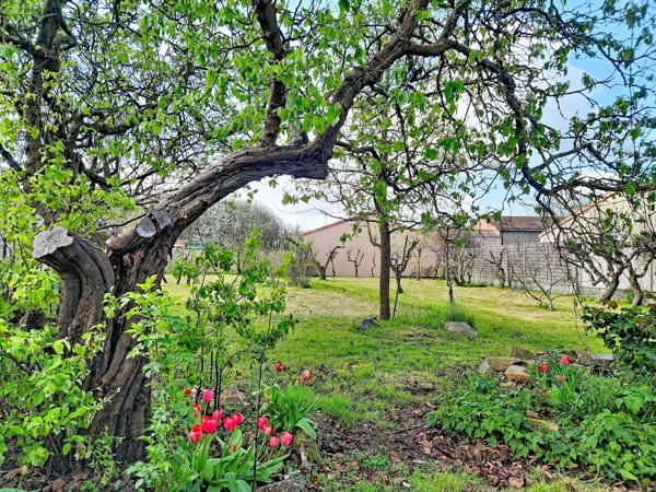 Fort potentiel pour cet ensemble immobilier comprenant une maison ancienne et un terrain constructible