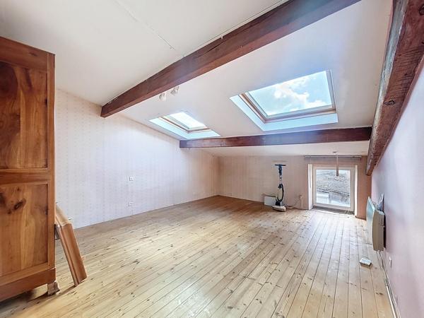 Fort potentiel pour cet ensemble immobilier comprenant une maison ancienne et un terrain constructible