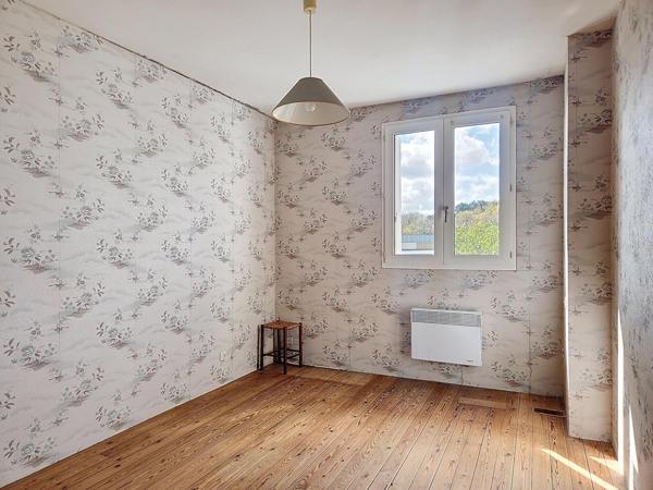 Fort potentiel pour cet ensemble immobilier comprenant une maison ancienne et un terrain constructible