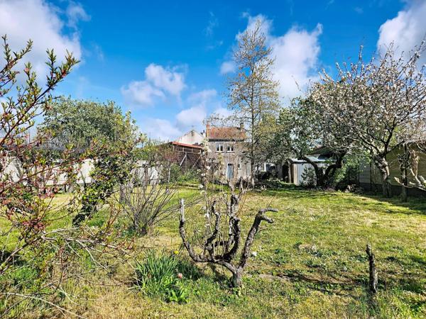 Fort potentiel pour cet ensemble immobilier comprenant une maison ancienne et un terrain constructible