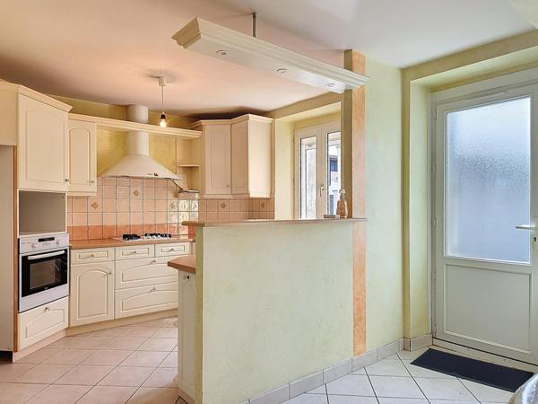 Fort potentiel pour cet ensemble immobilier comprenant une maison ancienne et un terrain constructible