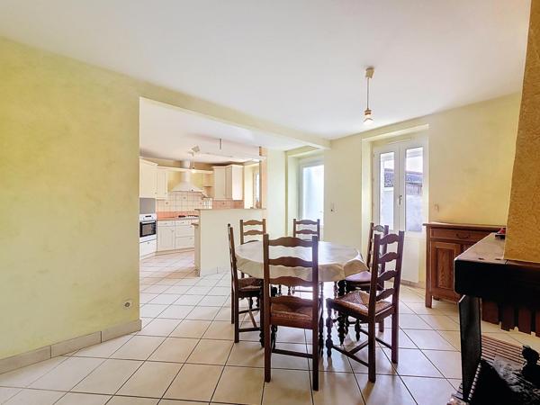 Fort potentiel pour cet ensemble immobilier comprenant une maison ancienne et un terrain constructible