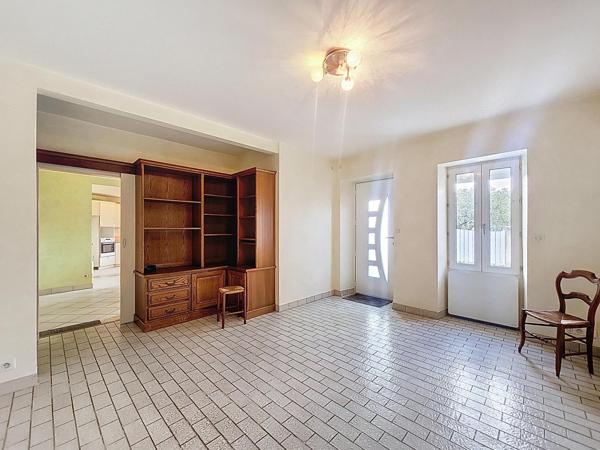 Fort potentiel pour cet ensemble immobilier comprenant une maison ancienne et un terrain constructible