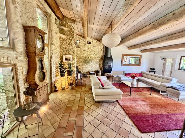 Immobilier de luxe : mas en pierre à vendre avec terrasse à Piolenc Piolenc (84420)