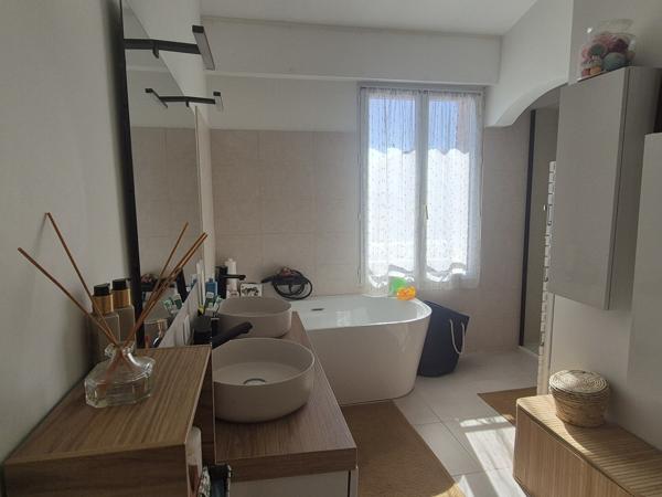 Belle et grande maison de ville