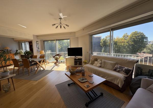 Appartement T4 de 95 m² avec parking et balcon dans un immeuble de standing