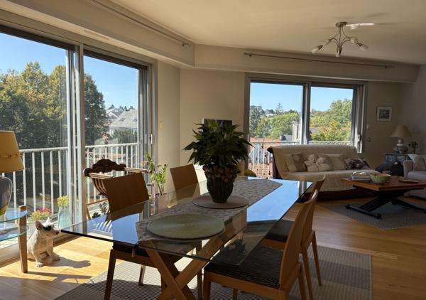 Appartement T4 de 95 m² avec parking et balcon dans un immeuble de standing