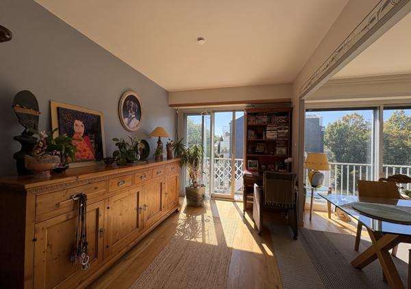 Appartement T4 de 95 m² avec parking et balcon dans un immeuble de standing