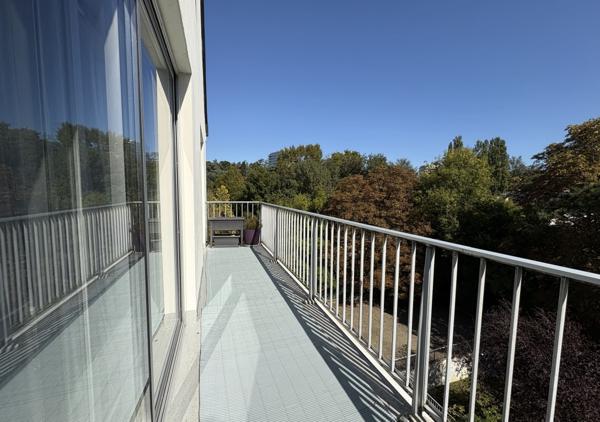 Appartement T4 de 95 m² avec parking et balcon dans un immeuble de standing