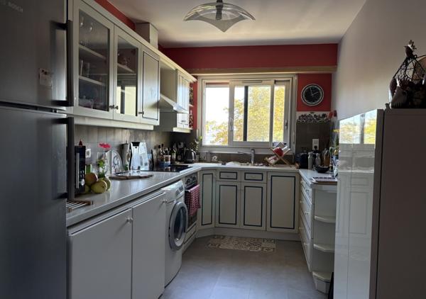 Appartement T4 de 95 m² avec parking et balcon dans un immeuble de standing
