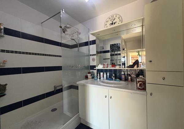 Appartement T4 de 95 m² avec parking et balcon dans un immeuble de standing