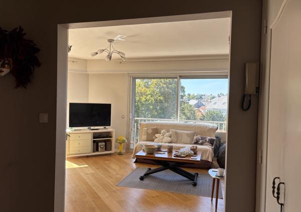 Appartement T4 de 95 m² avec parking et balcon dans un immeuble de standing