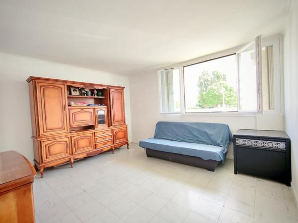 Dans résidence ravalée et isolée, 2 pièces de 52 m² avec parking