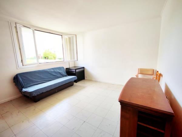 Dans résidence ravalée et isolée, 2 pièces de 52 m² avec parking