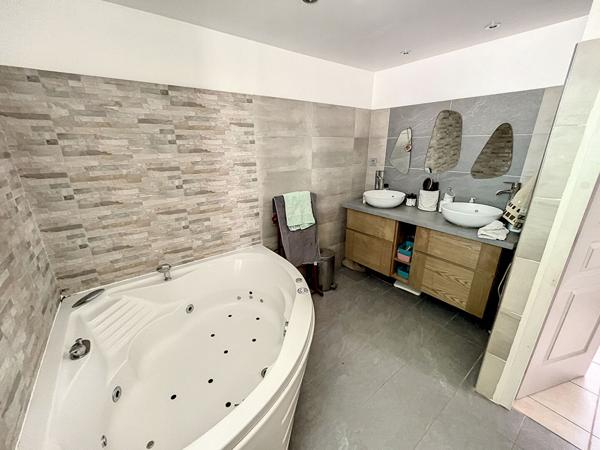 PAMIERS : CORPS DE FERME RENOVE SUR UN TERRAIN DE 5730M2