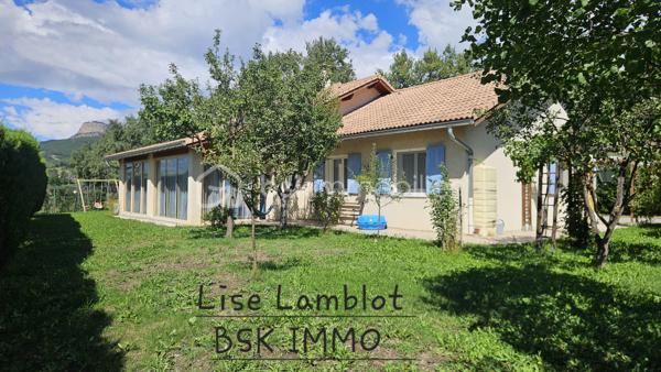 Venez découvrir au plus vite cette maison familiale de 2004 , très bien entretenue , située à proximité immédiate du village, des écoles, du collège et des commerces de la Batie Neuve . 
Située dans un environnement agréable, elle bénéficie d’un bel ensoleillement, d’une jolie vue et d’une absence de vis-à-vis, tout en permettant de rejoindre facilement le village à pied.
Implantée sur une belle parcelle plate et entièrement clôturée d' environ 1100 m², la maison offre des espaces généreux et fonctionnels, parfaitement adaptés à une vie de famille.
Au rez-de-chaussée, vous découvrirez :
une agréable pièce de vie salon-séjour d'environ 32 m² ouvrant sur une cuisine entièrement équipée semi-ouverte grâce à une verrière coulissante . 
Sur ce même plain pied  3 chambres avec placards , une salle de bains double vasque baignoire , un WC indépendant.
À l’étage, une grande chambre d'environ 34 m² au sol sous combles vient compléter l’espace nuit.
La maison dispose également d’une grande véranda, véritable pièce supplémentaire offrant une belle ouverture sur l’extérieur, ainsi que d’un très grand garage avec porte électrique . 
Côté jardin vous serez séduits par les différents espaces , terrasse , verdure , potager ...le jardin est entièrement clôt , sans vis à vis , portail électrique . 
Les atouts techniques :
Isolation du plafond par projection réalisée en 2024
Isolation du sol
Vide sanitaire d’environ 1 mètre
Double vitrage
Volets battants
Moustiquaires
Poêle à granulés, utilisé comme chauffage principal et permettant également de chauffer les chambres
Radiateurs électriques en complément très peu utilisés . 
Panneaux photovoltaïques avec revente surplus . 
Chauffe-eau de 2015
Taxe foncière : 1 443 €
DPE en cours de réalisation.
Une maison soignée, entretenue et sans travaux à prévoir, offrant un cadre de vie agréable à proximité de Gap , Embrun , stations de ski , lac , randos etc 
À découvrir sans tarder !