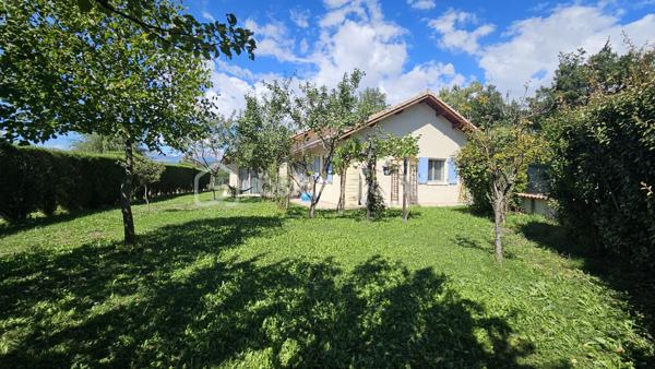 Venez découvrir au plus vite cette maison familiale de 2004 , très bien entretenue , située à proximité immédiate du village, des écoles, du collège et des commerces de la Batie Neuve . 
Située dans un environnement agréable, elle bénéficie d’un bel ensoleillement, d’une jolie vue et d’une absence de vis-à-vis, tout en permettant de rejoindre facilement le village à pied.
Implantée sur une belle parcelle plate et entièrement clôturée d' environ 1100 m², la maison offre des espaces généreux et fonctionnels, parfaitement adaptés à une vie de famille.
Au rez-de-chaussée, vous découvrirez :
une agréable pièce de vie salon-séjour d'environ 32 m² ouvrant sur une cuisine entièrement équipée semi-ouverte grâce à une verrière coulissante . 
Sur ce même plain pied  3 chambres avec placards , une salle de bains double vasque baignoire , un WC indépendant.
À l’étage, une grande chambre d'environ 34 m² au sol sous combles vient compléter l’espace nuit.
La maison dispose également d’une grande véranda, véritable pièce supplémentaire offrant une belle ouverture sur l’extérieur, ainsi que d’un très grand garage avec porte électrique . 
Côté jardin vous serez séduits par les différents espaces , terrasse , verdure , potager ...le jardin est entièrement clôt , sans vis à vis , portail électrique . 
Les atouts techniques :
Isolation du plafond par projection réalisée en 2024
Isolation du sol
Vide sanitaire d’environ 1 mètre
Double vitrage
Volets battants
Moustiquaires
Poêle à granulés, utilisé comme chauffage principal et permettant également de chauffer les chambres
Radiateurs électriques en complément très peu utilisés . 
Panneaux photovoltaïques avec revente surplus . 
Chauffe-eau de 2015
Taxe foncière : 1 443 €
DPE en cours de réalisation.
Une maison soignée, entretenue et sans travaux à prévoir, offrant un cadre de vie agréable à proximité de Gap , Embrun , stations de ski , lac , randos etc 
À découvrir sans tarder !