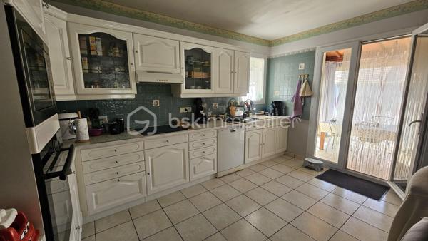 Venez découvrir au plus vite cette maison familiale de 2004 , très bien entretenue , située à proximité immédiate du village, des écoles, du collège et des commerces de la Batie Neuve . 
Située dans un environnement agréable, elle bénéficie d’un bel ensoleillement, d’une jolie vue et d’une absence de vis-à-vis, tout en permettant de rejoindre facilement le village à pied.
Implantée sur une belle parcelle plate et entièrement clôturée d' environ 1100 m², la maison offre des espaces généreux et fonctionnels, parfaitement adaptés à une vie de famille.
Au rez-de-chaussée, vous découvrirez :
une agréable pièce de vie salon-séjour d'environ 32 m² ouvrant sur une cuisine entièrement équipée semi-ouverte grâce à une verrière coulissante . 
Sur ce même plain pied  3 chambres avec placards , une salle de bains double vasque baignoire , un WC indépendant.
À l’étage, une grande chambre d'environ 34 m² au sol sous combles vient compléter l’espace nuit.
La maison dispose également d’une grande véranda, véritable pièce supplémentaire offrant une belle ouverture sur l’extérieur, ainsi que d’un très grand garage avec porte électrique . 
Côté jardin vous serez séduits par les différents espaces , terrasse , verdure , potager ...le jardin est entièrement clôt , sans vis à vis , portail électrique . 
Les atouts techniques :
Isolation du plafond par projection réalisée en 2024
Isolation du sol
Vide sanitaire d’environ 1 mètre
Double vitrage
Volets battants
Moustiquaires
Poêle à granulés, utilisé comme chauffage principal et permettant également de chauffer les chambres
Radiateurs électriques en complément très peu utilisés . 
Panneaux photovoltaïques avec revente surplus . 
Chauffe-eau de 2015
Taxe foncière : 1 443 €
DPE en cours de réalisation.
Une maison soignée, entretenue et sans travaux à prévoir, offrant un cadre de vie agréable à proximité de Gap , Embrun , stations de ski , lac , randos etc 
À découvrir sans tarder !