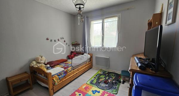 Venez découvrir au plus vite cette maison familiale de 2004 , très bien entretenue , située à proximité immédiate du village, des écoles, du collège et des commerces de la Batie Neuve . 
Située dans un environnement agréable, elle bénéficie d’un bel ensoleillement, d’une jolie vue et d’une absence de vis-à-vis, tout en permettant de rejoindre facilement le village à pied.
Implantée sur une belle parcelle plate et entièrement clôturée d' environ 1100 m², la maison offre des espaces généreux et fonctionnels, parfaitement adaptés à une vie de famille.
Au rez-de-chaussée, vous découvrirez :
une agréable pièce de vie salon-séjour d'environ 32 m² ouvrant sur une cuisine entièrement équipée semi-ouverte grâce à une verrière coulissante . 
Sur ce même plain pied  3 chambres avec placards , une salle de bains double vasque baignoire , un WC indépendant.
À l’étage, une grande chambre d'environ 34 m² au sol sous combles vient compléter l’espace nuit.
La maison dispose également d’une grande véranda, véritable pièce supplémentaire offrant une belle ouverture sur l’extérieur, ainsi que d’un très grand garage avec porte électrique . 
Côté jardin vous serez séduits par les différents espaces , terrasse , verdure , potager ...le jardin est entièrement clôt , sans vis à vis , portail électrique . 
Les atouts techniques :
Isolation du plafond par projection réalisée en 2024
Isolation du sol
Vide sanitaire d’environ 1 mètre
Double vitrage
Volets battants
Moustiquaires
Poêle à granulés, utilisé comme chauffage principal et permettant également de chauffer les chambres
Radiateurs électriques en complément très peu utilisés . 
Panneaux photovoltaïques avec revente surplus . 
Chauffe-eau de 2015
Taxe foncière : 1 443 €
DPE en cours de réalisation.
Une maison soignée, entretenue et sans travaux à prévoir, offrant un cadre de vie agréable à proximité de Gap , Embrun , stations de ski , lac , randos etc 
À découvrir sans tarder !