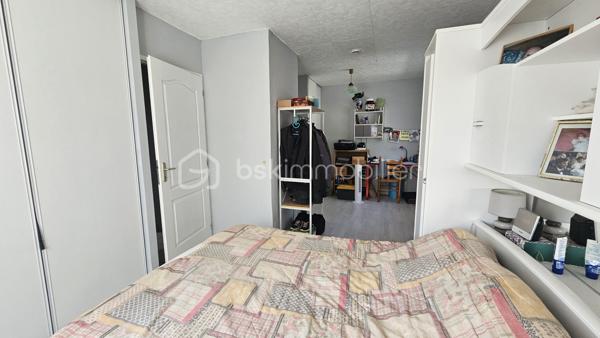 Venez découvrir au plus vite cette maison familiale de 2004 , très bien entretenue , située à proximité immédiate du village, des écoles, du collège et des commerces de la Batie Neuve . 
Située dans un environnement agréable, elle bénéficie d’un bel ensoleillement, d’une jolie vue et d’une absence de vis-à-vis, tout en permettant de rejoindre facilement le village à pied.
Implantée sur une belle parcelle plate et entièrement clôturée d' environ 1100 m², la maison offre des espaces généreux et fonctionnels, parfaitement adaptés à une vie de famille.
Au rez-de-chaussée, vous découvrirez :
une agréable pièce de vie salon-séjour d'environ 32 m² ouvrant sur une cuisine entièrement équipée semi-ouverte grâce à une verrière coulissante . 
Sur ce même plain pied  3 chambres avec placards , une salle de bains double vasque baignoire , un WC indépendant.
À l’étage, une grande chambre d'environ 34 m² au sol sous combles vient compléter l’espace nuit.
La maison dispose également d’une grande véranda, véritable pièce supplémentaire offrant une belle ouverture sur l’extérieur, ainsi que d’un très grand garage avec porte électrique . 
Côté jardin vous serez séduits par les différents espaces , terrasse , verdure , potager ...le jardin est entièrement clôt , sans vis à vis , portail électrique . 
Les atouts techniques :
Isolation du plafond par projection réalisée en 2024
Isolation du sol
Vide sanitaire d’environ 1 mètre
Double vitrage
Volets battants
Moustiquaires
Poêle à granulés, utilisé comme chauffage principal et permettant également de chauffer les chambres
Radiateurs électriques en complément très peu utilisés . 
Panneaux photovoltaïques avec revente surplus . 
Chauffe-eau de 2015
Taxe foncière : 1 443 €
DPE en cours de réalisation.
Une maison soignée, entretenue et sans travaux à prévoir, offrant un cadre de vie agréable à proximité de Gap , Embrun , stations de ski , lac , randos etc 
À découvrir sans tarder !