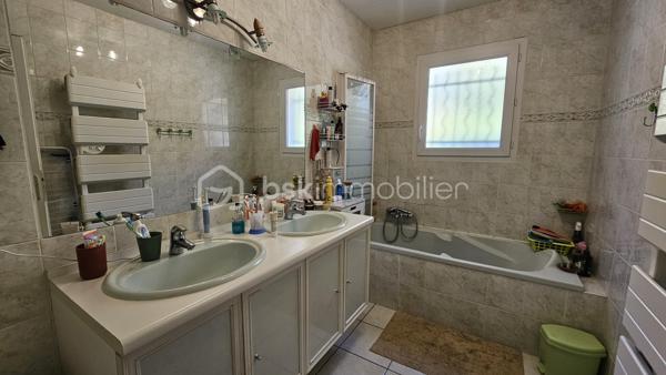 Venez découvrir au plus vite cette maison familiale de 2004 , très bien entretenue , située à proximité immédiate du village, des écoles, du collège et des commerces de la Batie Neuve . 
Située dans un environnement agréable, elle bénéficie d’un bel ensoleillement, d’une jolie vue et d’une absence de vis-à-vis, tout en permettant de rejoindre facilement le village à pied.
Implantée sur une belle parcelle plate et entièrement clôturée d' environ 1100 m², la maison offre des espaces généreux et fonctionnels, parfaitement adaptés à une vie de famille.
Au rez-de-chaussée, vous découvrirez :
une agréable pièce de vie salon-séjour d'environ 32 m² ouvrant sur une cuisine entièrement équipée semi-ouverte grâce à une verrière coulissante . 
Sur ce même plain pied  3 chambres avec placards , une salle de bains double vasque baignoire , un WC indépendant.
À l’étage, une grande chambre d'environ 34 m² au sol sous combles vient compléter l’espace nuit.
La maison dispose également d’une grande véranda, véritable pièce supplémentaire offrant une belle ouverture sur l’extérieur, ainsi que d’un très grand garage avec porte électrique . 
Côté jardin vous serez séduits par les différents espaces , terrasse , verdure , potager ...le jardin est entièrement clôt , sans vis à vis , portail électrique . 
Les atouts techniques :
Isolation du plafond par projection réalisée en 2024
Isolation du sol
Vide sanitaire d’environ 1 mètre
Double vitrage
Volets battants
Moustiquaires
Poêle à granulés, utilisé comme chauffage principal et permettant également de chauffer les chambres
Radiateurs électriques en complément très peu utilisés . 
Panneaux photovoltaïques avec revente surplus . 
Chauffe-eau de 2015
Taxe foncière : 1 443 €
DPE en cours de réalisation.
Une maison soignée, entretenue et sans travaux à prévoir, offrant un cadre de vie agréable à proximité de Gap , Embrun , stations de ski , lac , randos etc 
À découvrir sans tarder !
