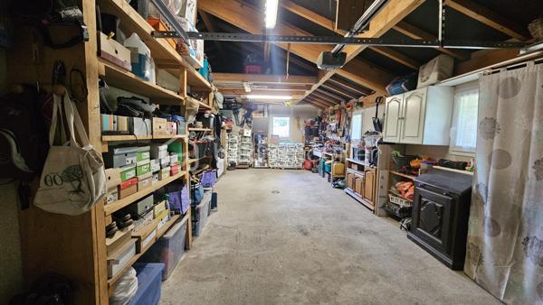 Venez découvrir au plus vite cette maison familiale de 2004 , très bien entretenue , située à proximité immédiate du village, des écoles, du collège et des commerces de la Batie Neuve . 
Située dans un environnement agréable, elle bénéficie d’un bel ensoleillement, d’une jolie vue et d’une absence de vis-à-vis, tout en permettant de rejoindre facilement le village à pied.
Implantée sur une belle parcelle plate et entièrement clôturée d' environ 1100 m², la maison offre des espaces généreux et fonctionnels, parfaitement adaptés à une vie de famille.
Au rez-de-chaussée, vous découvrirez :
une agréable pièce de vie salon-séjour d'environ 32 m² ouvrant sur une cuisine entièrement équipée semi-ouverte grâce à une verrière coulissante . 
Sur ce même plain pied  3 chambres avec placards , une salle de bains double vasque baignoire , un WC indépendant.
À l’étage, une grande chambre d'environ 34 m² au sol sous combles vient compléter l’espace nuit.
La maison dispose également d’une grande véranda, véritable pièce supplémentaire offrant une belle ouverture sur l’extérieur, ainsi que d’un très grand garage avec porte électrique . 
Côté jardin vous serez séduits par les différents espaces , terrasse , verdure , potager ...le jardin est entièrement clôt , sans vis à vis , portail électrique . 
Les atouts techniques :
Isolation du plafond par projection réalisée en 2024
Isolation du sol
Vide sanitaire d’environ 1 mètre
Double vitrage
Volets battants
Moustiquaires
Poêle à granulés, utilisé comme chauffage principal et permettant également de chauffer les chambres
Radiateurs électriques en complément très peu utilisés . 
Panneaux photovoltaïques avec revente surplus . 
Chauffe-eau de 2015
Taxe foncière : 1 443 €
DPE en cours de réalisation.
Une maison soignée, entretenue et sans travaux à prévoir, offrant un cadre de vie agréable à proximité de Gap , Embrun , stations de ski , lac , randos etc 
À découvrir sans tarder !