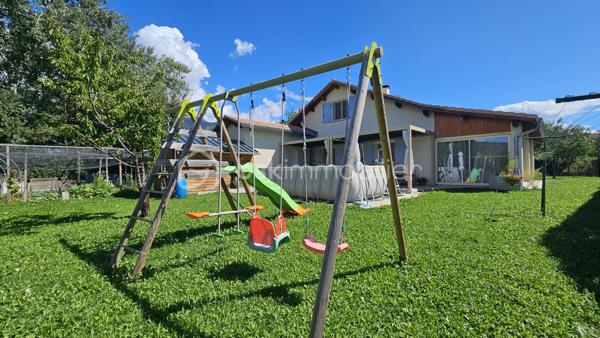 Venez découvrir au plus vite cette maison familiale de 2004 , très bien entretenue , située à proximité immédiate du village, des écoles, du collège et des commerces de la Batie Neuve . 
Située dans un environnement agréable, elle bénéficie d’un bel ensoleillement, d’une jolie vue et d’une absence de vis-à-vis, tout en permettant de rejoindre facilement le village à pied.
Implantée sur une belle parcelle plate et entièrement clôturée d' environ 1100 m², la maison offre des espaces généreux et fonctionnels, parfaitement adaptés à une vie de famille.
Au rez-de-chaussée, vous découvrirez :
une agréable pièce de vie salon-séjour d'environ 32 m² ouvrant sur une cuisine entièrement équipée semi-ouverte grâce à une verrière coulissante . 
Sur ce même plain pied  3 chambres avec placards , une salle de bains double vasque baignoire , un WC indépendant.
À l’étage, une grande chambre d'environ 34 m² au sol sous combles vient compléter l’espace nuit.
La maison dispose également d’une grande véranda, véritable pièce supplémentaire offrant une belle ouverture sur l’extérieur, ainsi que d’un très grand garage avec porte électrique . 
Côté jardin vous serez séduits par les différents espaces , terrasse , verdure , potager ...le jardin est entièrement clôt , sans vis à vis , portail électrique . 
Les atouts techniques :
Isolation du plafond par projection réalisée en 2024
Isolation du sol
Vide sanitaire d’environ 1 mètre
Double vitrage
Volets battants
Moustiquaires
Poêle à granulés, utilisé comme chauffage principal et permettant également de chauffer les chambres
Radiateurs électriques en complément très peu utilisés . 
Panneaux photovoltaïques avec revente surplus . 
Chauffe-eau de 2015
Taxe foncière : 1 443 €
DPE en cours de réalisation.
Une maison soignée, entretenue et sans travaux à prévoir, offrant un cadre de vie agréable à proximité de Gap , Embrun , stations de ski , lac , randos etc 
À découvrir sans tarder !