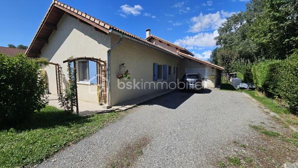 Venez découvrir au plus vite cette maison familiale de 2004 , très bien entretenue , située à proximité immédiate du village, des écoles, du collège et des commerces de la Batie Neuve . 
Située dans un environnement agréable, elle bénéficie d’un bel ensoleillement, d’une jolie vue et d’une absence de vis-à-vis, tout en permettant de rejoindre facilement le village à pied.
Implantée sur une belle parcelle plate et entièrement clôturée d' environ 1100 m², la maison offre des espaces généreux et fonctionnels, parfaitement adaptés à une vie de famille.
Au rez-de-chaussée, vous découvrirez :
une agréable pièce de vie salon-séjour d'environ 32 m² ouvrant sur une cuisine entièrement équipée semi-ouverte grâce à une verrière coulissante . 
Sur ce même plain pied  3 chambres avec placards , une salle de bains double vasque baignoire , un WC indépendant.
À l’étage, une grande chambre d'environ 34 m² au sol sous combles vient compléter l’espace nuit.
La maison dispose également d’une grande véranda, véritable pièce supplémentaire offrant une belle ouverture sur l’extérieur, ainsi que d’un très grand garage avec porte électrique . 
Côté jardin vous serez séduits par les différents espaces , terrasse , verdure , potager ...le jardin est entièrement clôt , sans vis à vis , portail électrique . 
Les atouts techniques :
Isolation du plafond par projection réalisée en 2024
Isolation du sol
Vide sanitaire d’environ 1 mètre
Double vitrage
Volets battants
Moustiquaires
Poêle à granulés, utilisé comme chauffage principal et permettant également de chauffer les chambres
Radiateurs électriques en complément très peu utilisés . 
Panneaux photovoltaïques avec revente surplus . 
Chauffe-eau de 2015
Taxe foncière : 1 443 €
DPE en cours de réalisation.
Une maison soignée, entretenue et sans travaux à prévoir, offrant un cadre de vie agréable à proximité de Gap , Embrun , stations de ski , lac , randos etc 
À découvrir sans tarder !