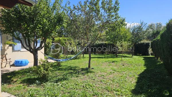 Venez découvrir au plus vite cette maison familiale de 2004 , très bien entretenue , située à proximité immédiate du village, des écoles, du collège et des commerces de la Batie Neuve . 
Située dans un environnement agréable, elle bénéficie d’un bel ensoleillement, d’une jolie vue et d’une absence de vis-à-vis, tout en permettant de rejoindre facilement le village à pied.
Implantée sur une belle parcelle plate et entièrement clôturée d' environ 1100 m², la maison offre des espaces généreux et fonctionnels, parfaitement adaptés à une vie de famille.
Au rez-de-chaussée, vous découvrirez :
une agréable pièce de vie salon-séjour d'environ 32 m² ouvrant sur une cuisine entièrement équipée semi-ouverte grâce à une verrière coulissante . 
Sur ce même plain pied  3 chambres avec placards , une salle de bains double vasque baignoire , un WC indépendant.
À l’étage, une grande chambre d'environ 34 m² au sol sous combles vient compléter l’espace nuit.
La maison dispose également d’une grande véranda, véritable pièce supplémentaire offrant une belle ouverture sur l’extérieur, ainsi que d’un très grand garage avec porte électrique . 
Côté jardin vous serez séduits par les différents espaces , terrasse , verdure , potager ...le jardin est entièrement clôt , sans vis à vis , portail électrique . 
Les atouts techniques :
Isolation du plafond par projection réalisée en 2024
Isolation du sol
Vide sanitaire d’environ 1 mètre
Double vitrage
Volets battants
Moustiquaires
Poêle à granulés, utilisé comme chauffage principal et permettant également de chauffer les chambres
Radiateurs électriques en complément très peu utilisés . 
Panneaux photovoltaïques avec revente surplus . 
Chauffe-eau de 2015
Taxe foncière : 1 443 €
DPE en cours de réalisation.
Une maison soignée, entretenue et sans travaux à prévoir, offrant un cadre de vie agréable à proximité de Gap , Embrun , stations de ski , lac , randos etc 
À découvrir sans tarder !