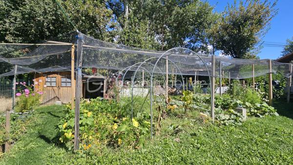 Venez découvrir au plus vite cette maison familiale de 2004 , très bien entretenue , située à proximité immédiate du village, des écoles, du collège et des commerces de la Batie Neuve . 
Située dans un environnement agréable, elle bénéficie d’un bel ensoleillement, d’une jolie vue et d’une absence de vis-à-vis, tout en permettant de rejoindre facilement le village à pied.
Implantée sur une belle parcelle plate et entièrement clôturée d' environ 1100 m², la maison offre des espaces généreux et fonctionnels, parfaitement adaptés à une vie de famille.
Au rez-de-chaussée, vous découvrirez :
une agréable pièce de vie salon-séjour d'environ 32 m² ouvrant sur une cuisine entièrement équipée semi-ouverte grâce à une verrière coulissante . 
Sur ce même plain pied  3 chambres avec placards , une salle de bains double vasque baignoire , un WC indépendant.
À l’étage, une grande chambre d'environ 34 m² au sol sous combles vient compléter l’espace nuit.
La maison dispose également d’une grande véranda, véritable pièce supplémentaire offrant une belle ouverture sur l’extérieur, ainsi que d’un très grand garage avec porte électrique . 
Côté jardin vous serez séduits par les différents espaces , terrasse , verdure , potager ...le jardin est entièrement clôt , sans vis à vis , portail électrique . 
Les atouts techniques :
Isolation du plafond par projection réalisée en 2024
Isolation du sol
Vide sanitaire d’environ 1 mètre
Double vitrage
Volets battants
Moustiquaires
Poêle à granulés, utilisé comme chauffage principal et permettant également de chauffer les chambres
Radiateurs électriques en complément très peu utilisés . 
Panneaux photovoltaïques avec revente surplus . 
Chauffe-eau de 2015
Taxe foncière : 1 443 €
DPE en cours de réalisation.
Une maison soignée, entretenue et sans travaux à prévoir, offrant un cadre de vie agréable à proximité de Gap , Embrun , stations de ski , lac , randos etc 
À découvrir sans tarder !