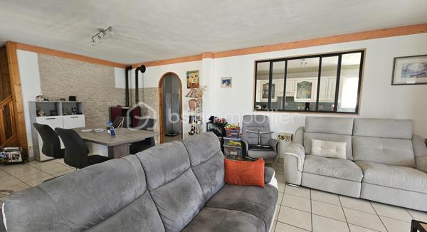 Venez découvrir au plus vite cette maison familiale de 2004 , très bien entretenue , située à proximité immédiate du village, des écoles, du collège et des commerces de la Batie Neuve . 
Située dans un environnement agréable, elle bénéficie d’un bel ensoleillement, d’une jolie vue et d’une absence de vis-à-vis, tout en permettant de rejoindre facilement le village à pied.
Implantée sur une belle parcelle plate et entièrement clôturée d' environ 1100 m², la maison offre des espaces généreux et fonctionnels, parfaitement adaptés à une vie de famille.
Au rez-de-chaussée, vous découvrirez :
une agréable pièce de vie salon-séjour d'environ 32 m² ouvrant sur une cuisine entièrement équipée semi-ouverte grâce à une verrière coulissante . 
Sur ce même plain pied  3 chambres avec placards , une salle de bains double vasque baignoire , un WC indépendant.
À l’étage, une grande chambre d'environ 34 m² au sol sous combles vient compléter l’espace nuit.
La maison dispose également d’une grande véranda, véritable pièce supplémentaire offrant une belle ouverture sur l’extérieur, ainsi que d’un très grand garage avec porte électrique . 
Côté jardin vous serez séduits par les différents espaces , terrasse , verdure , potager ...le jardin est entièrement clôt , sans vis à vis , portail électrique . 
Les atouts techniques :
Isolation du plafond par projection réalisée en 2024
Isolation du sol
Vide sanitaire d’environ 1 mètre
Double vitrage
Volets battants
Moustiquaires
Poêle à granulés, utilisé comme chauffage principal et permettant également de chauffer les chambres
Radiateurs électriques en complément très peu utilisés . 
Panneaux photovoltaïques avec revente surplus . 
Chauffe-eau de 2015
Taxe foncière : 1 443 €
DPE en cours de réalisation.
Une maison soignée, entretenue et sans travaux à prévoir, offrant un cadre de vie agréable à proximité de Gap , Embrun , stations de ski , lac , randos etc 
À découvrir sans tarder !